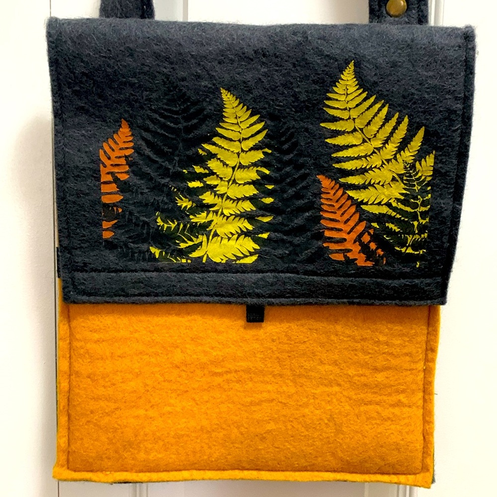 Fibres of Life Felted Sheep’s Wool Messenger NWT Halifax 🇨🇦 Botanical Crossbody